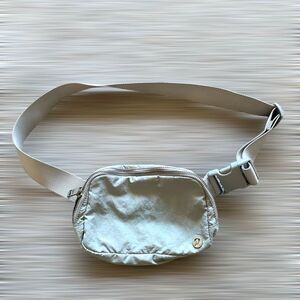 Lululemon Everywhere Women's Belt Bag Gray Small 8x5" Pockets Travel